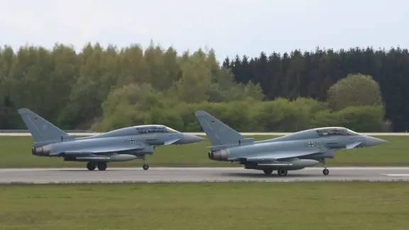 Eurofighter stehen auf dem Rollfeld in Laage. (Archiv)