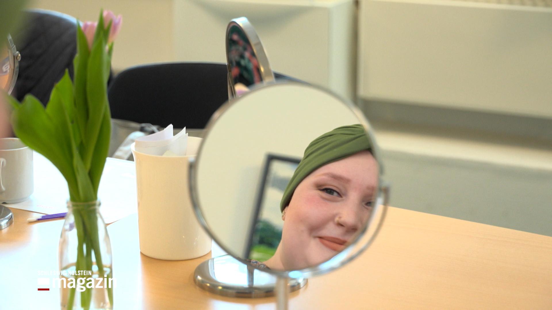 Eine Frau betrachtet sich in einem Schminkspiegel | NDR