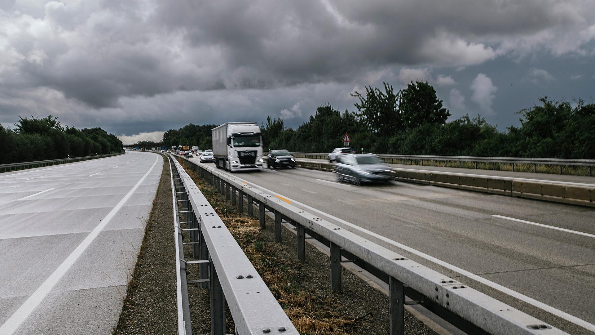 Eine mehrspurige Autobahn, die nur in eine Fahrtrichtung befahren wird. | NDR, Julius Matuschik