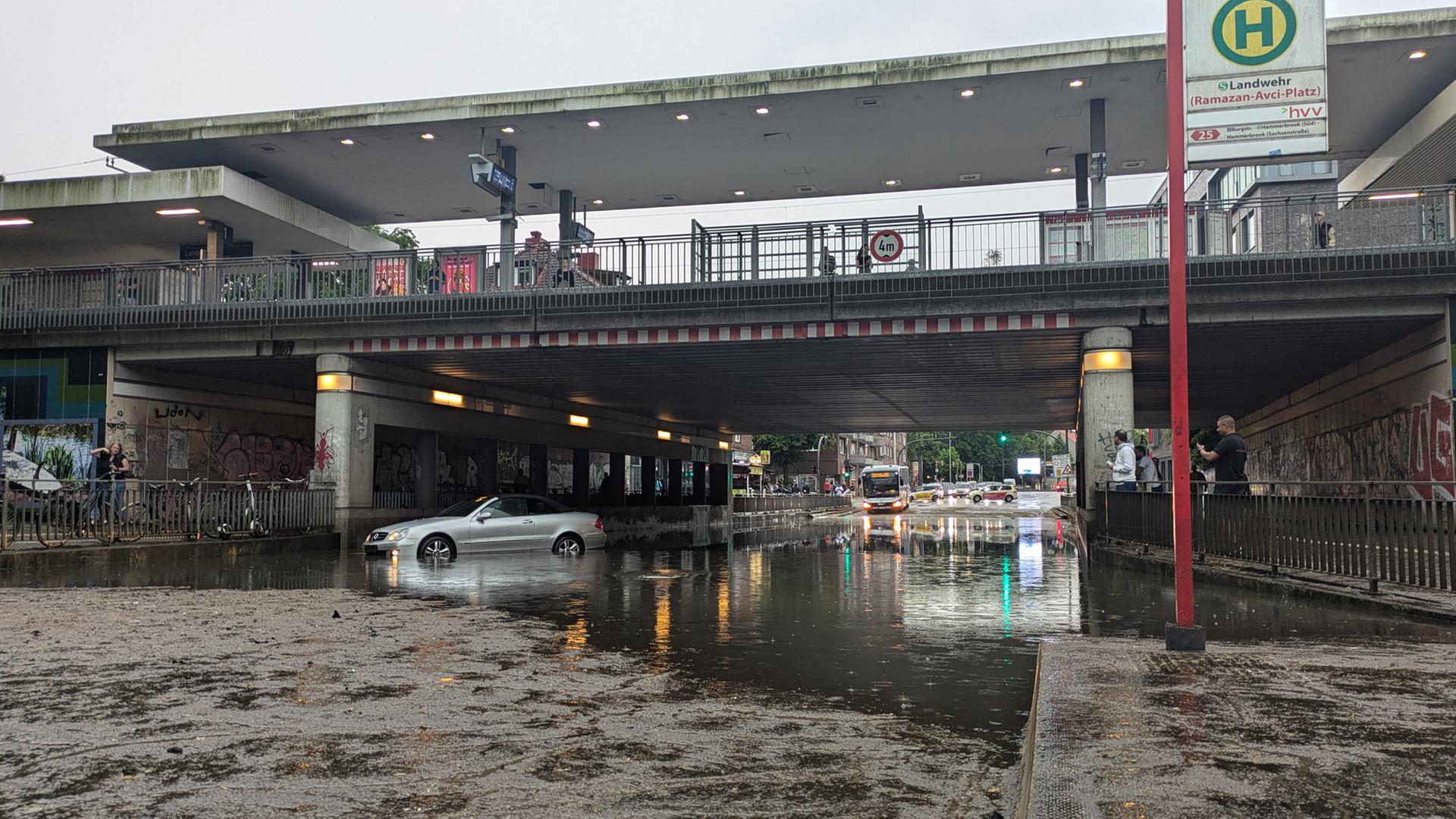 Bei einem Unwetter in Hamburg ist die StraÃe unter der S-Bahnstation Landwehr Ã¼berflutet. | NDR, Frauke Reinig