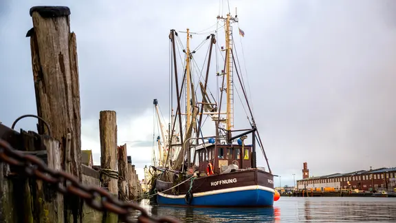 Ein Krabbenkutter mit dem Namen "Hoffnung" liegt im Hafen.