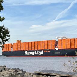 Das Containerschiff "Berlin Express" der Reederei Hapag-Lloyd vom Lühe Anleger aus fotografiert.