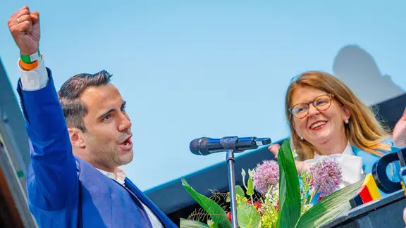 Kanzler Merz zu Besuch: CDU setzt Landesparteitag fort | ndr.de