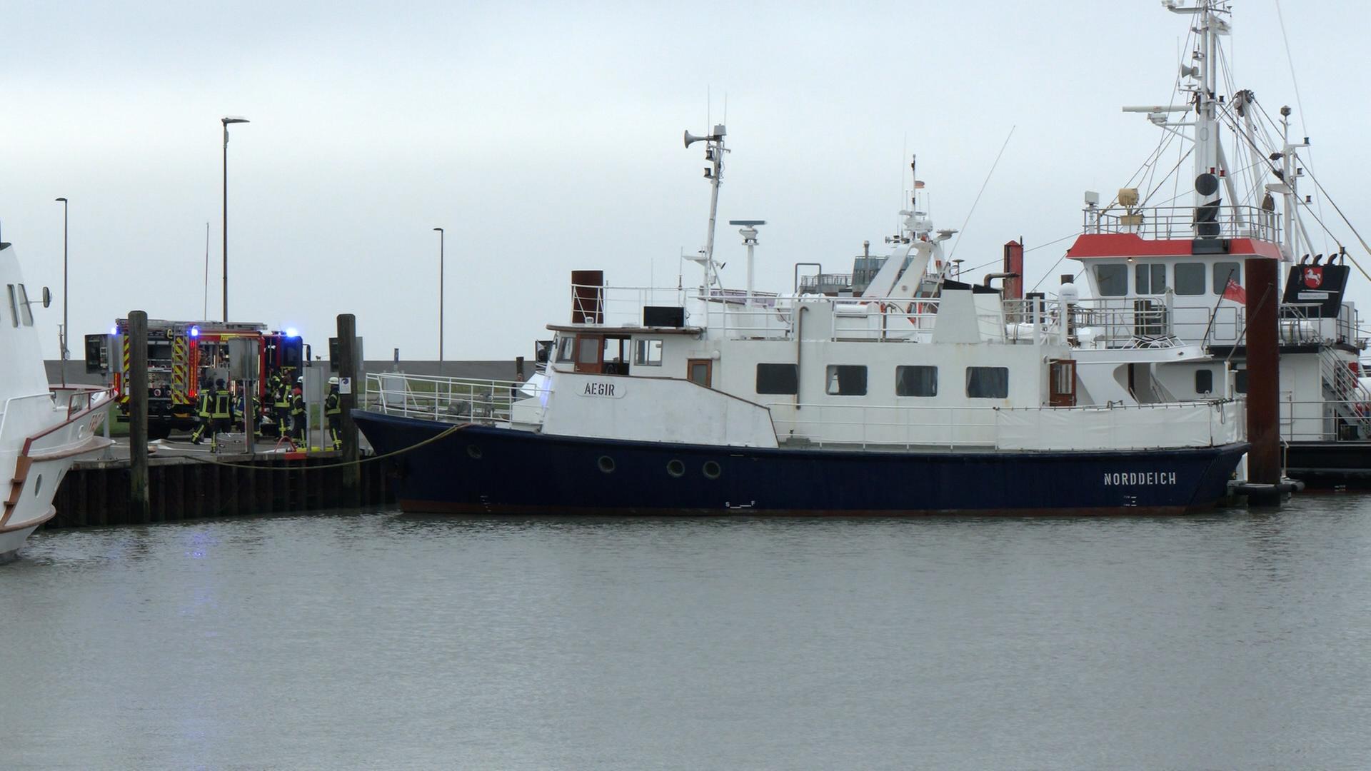Ein Feuerwehrfahrzeug steht in Norddeich neben einem Schiff. | NonstopNews