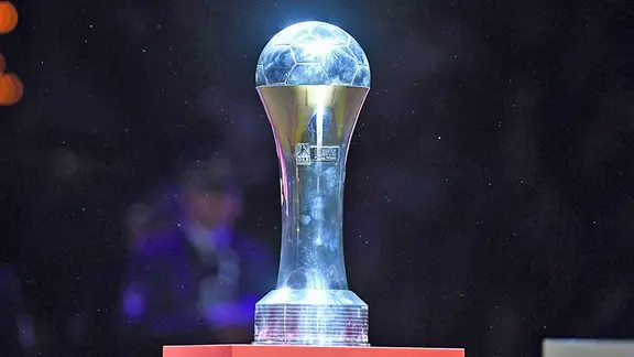 Der Pokal steht im Mittelkreis. | Witters, Valeria Witters Der Pokal steht im Mittelkreis.