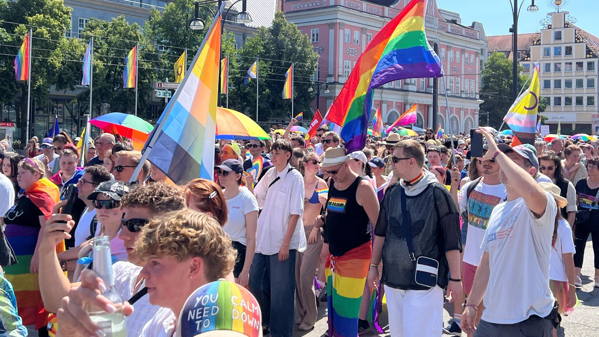 CSD in Rostock: "Wir sind überall. Nie wieder still!"