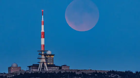 Der Blutmond zeigt sich am Himmel hinter dem Brockengipfel im Harz. | NDR, Sven Reineke Der Blutmond zeigt sich am Himmel hinter dem Brockengipfel im Harz.