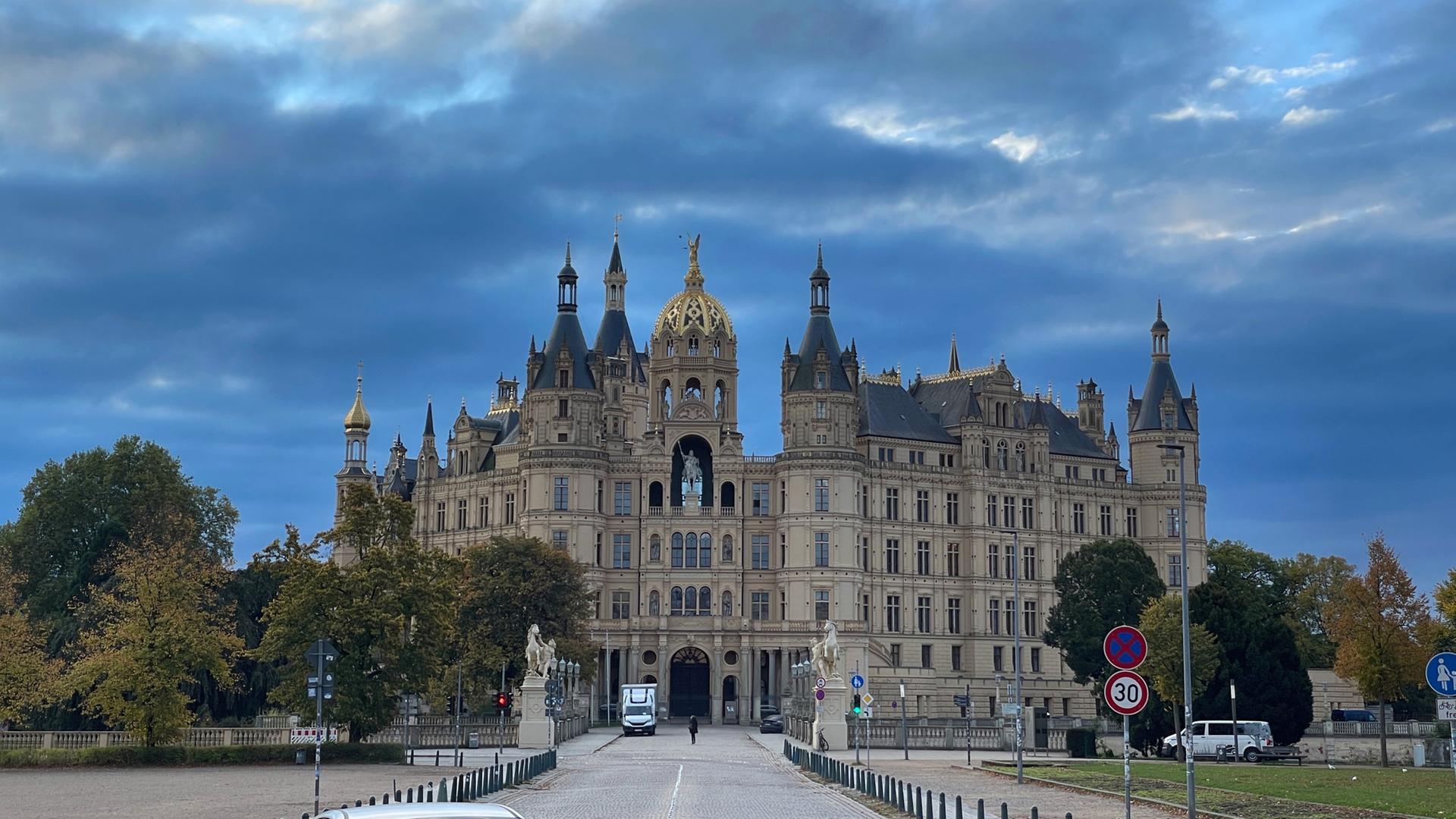 Das Schweriner Schloss vor grauem Herbsthimmel | Christian Kohlhof