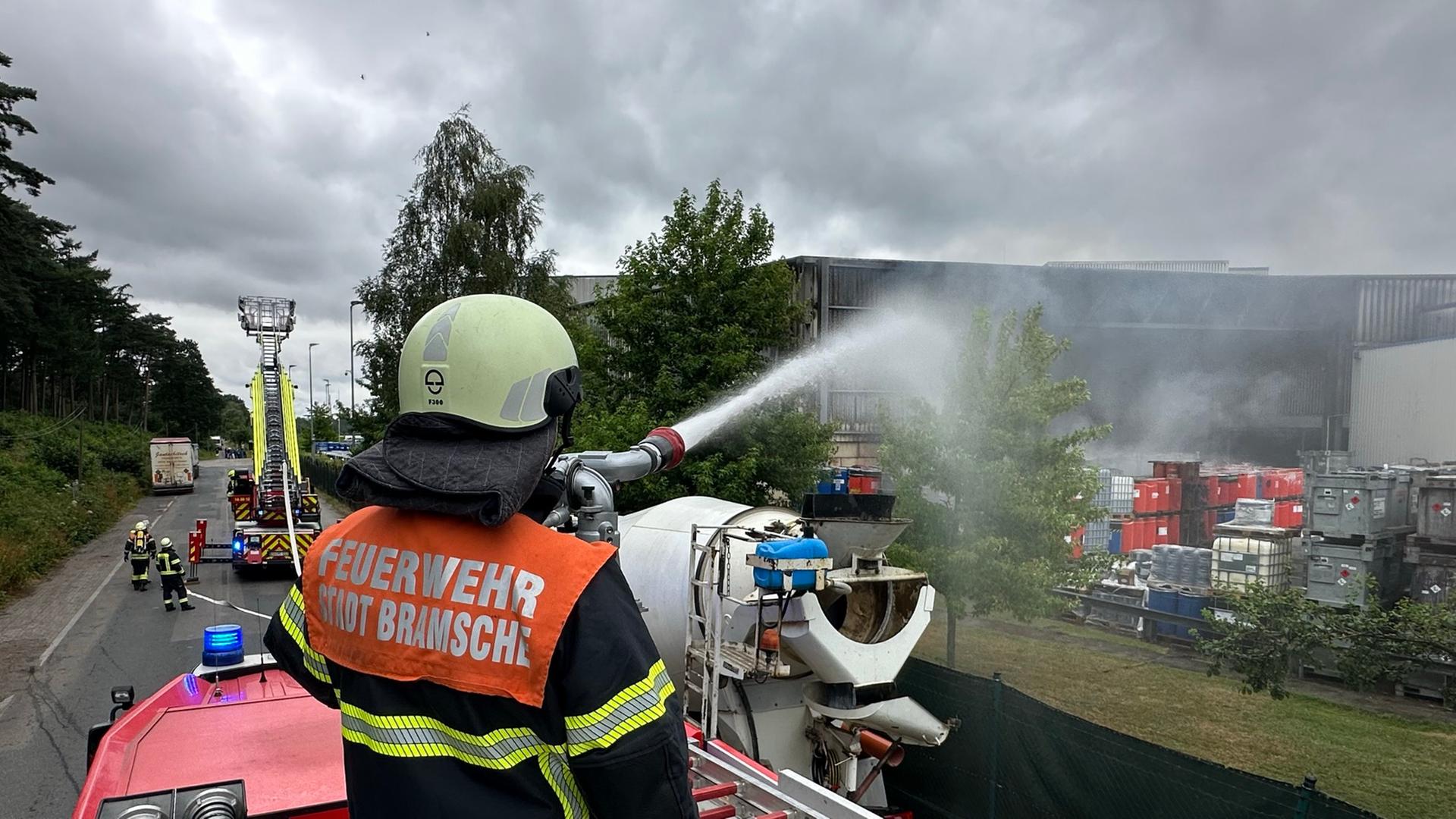 Feuerwehrleute löschen einen Brand auf einem Recyclinghof. | Nord-West-Media TV