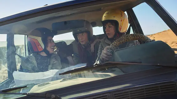 Szene aus dem Film "Die guten und die besseren Tage": Drei Frauen mit Helmen sitzen in einem Auto und unterhalten sich