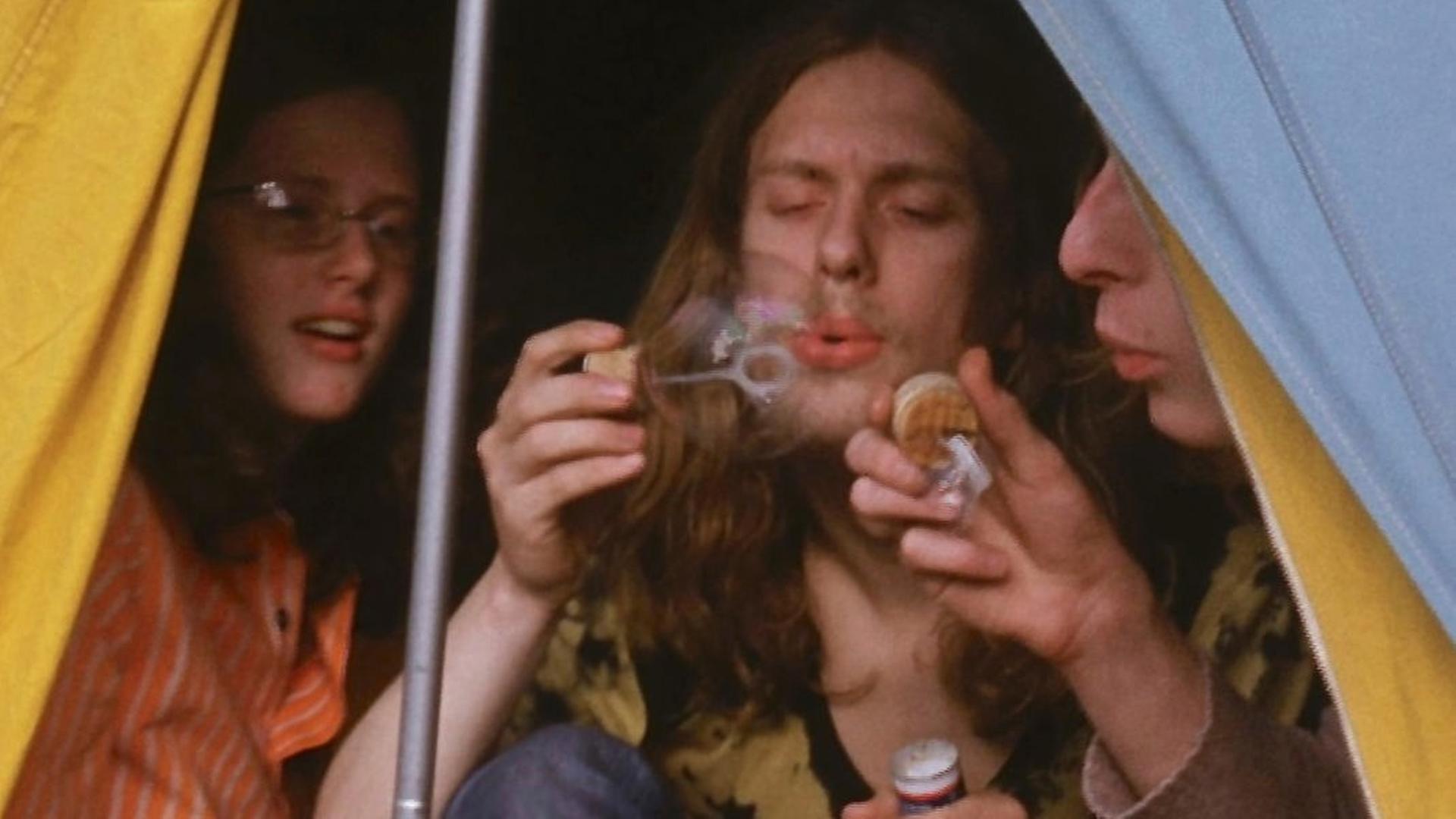 Ob beim Love & Peace Festival auf Fehmarn 1970, oder bei den beiden nachfolgenden Open-Air-Festivals im niedersächsischen Scheeßel 1973 und 1977: gezeltet wurde direkt vor der Bühne, auf dem Festivalplatz  heute unvorstellbar. | NDR