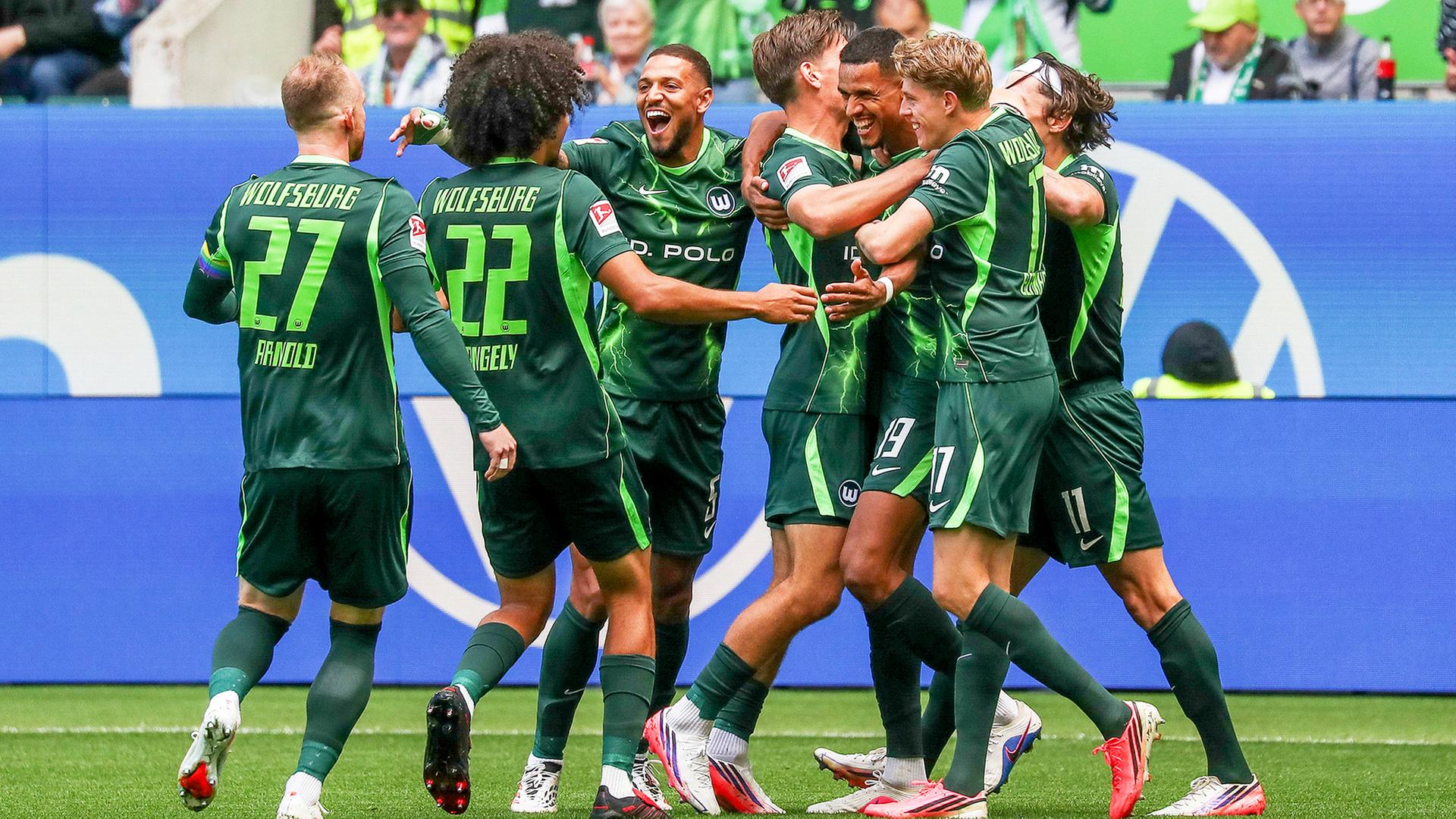 Jubelnde Spieler vom VfL Wolfsburg | IMAGO / Jan Huebner