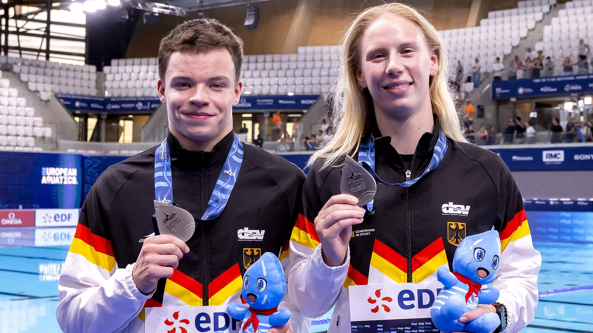 Ole RÃ¶sler und Pauline Pfeif prÃ¤sentieren ihre EM-Medaillen | IMAGO/Eibner