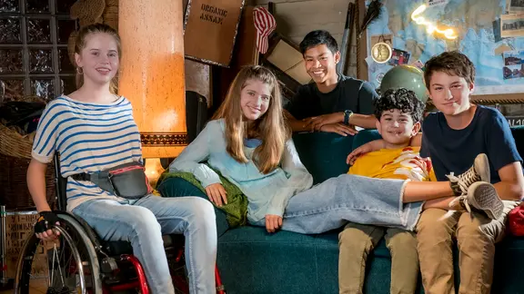 Gruppenbild auf dem Sofa im HQ: Pippa, Lou, Jet, Milan und Rafa