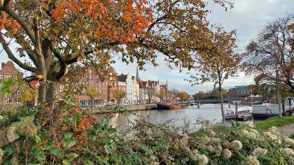 Wer im Herbst in Lübeck übernachten möchte, hat gute Chancen: Viele Ferienwohnungen und Hotelzimmer sind noch verfügbar. | Manuela Kaiser, Manuela Kaiser Herbststimmung in Lübeck mit Blick über die Trave.