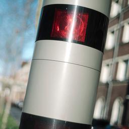 In Hannover steht neben einer Straße ein Blitzer als Geschwindigkeitskontrolle.