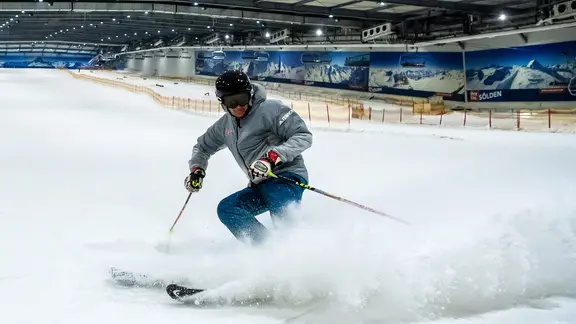 Ein Skifahrer bremst ab in der Skihalle Snow Dome in Bispingen.