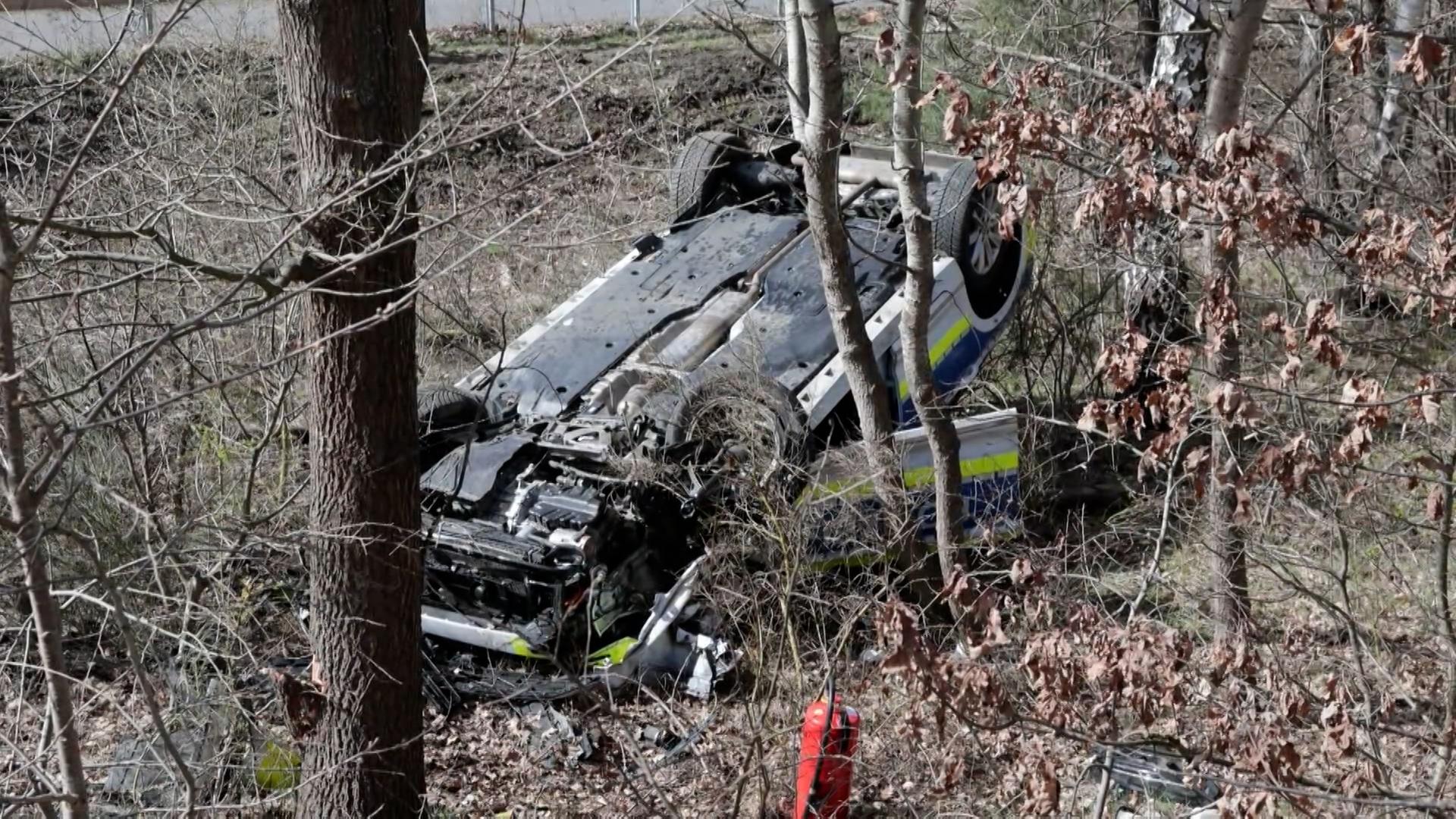 Ein Streifenwagen liegt auf dem Dach in einem Graben. | News5