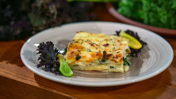 Ein Stück Grünkohlquiche angerichtet auf einem Teller. | NDR Ein Stück Grünkohlquiche angerichtet auf einem Teller.