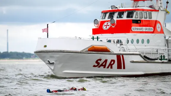 Die Seenotretter absolvieren eine Rettungsübung mit dem Seenotrettungskreuzer Bernhard Gruben.