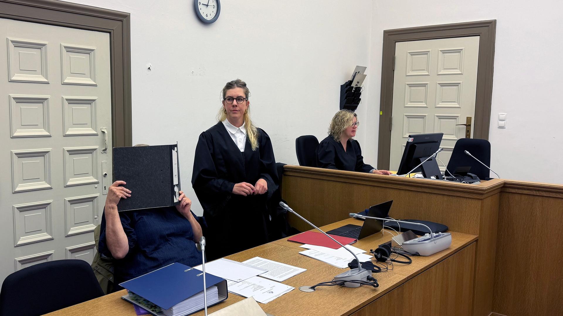 Konto der Tante geplündert: 64-Jährige gesteht vor Gericht