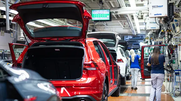 Mehrere Volkswagen Golf befinden sich im VW Werk in der Endmontage