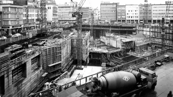 U-Bahn-Baustelle am Kröpcke mit Karmarschstraße und Ständehausstraße im Vordergrund, 7. Februar 1973.