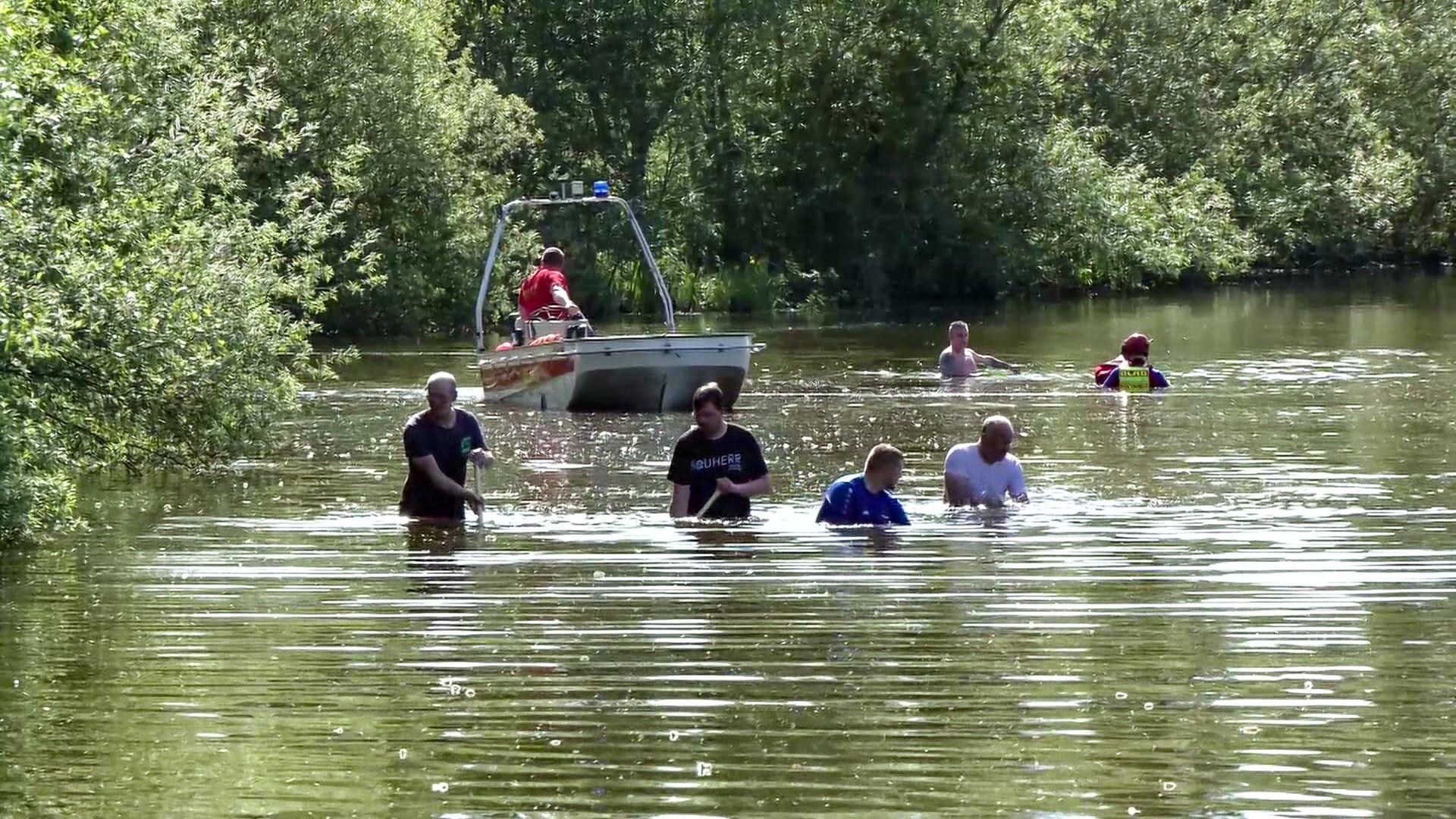 Rettungskräfte durchsuchen einen Badesee in Marienhafe. | NonstopNews