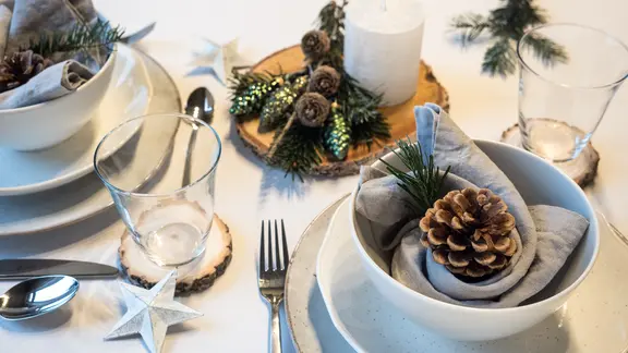 Den Tisch zu Weihnachten festlich decken