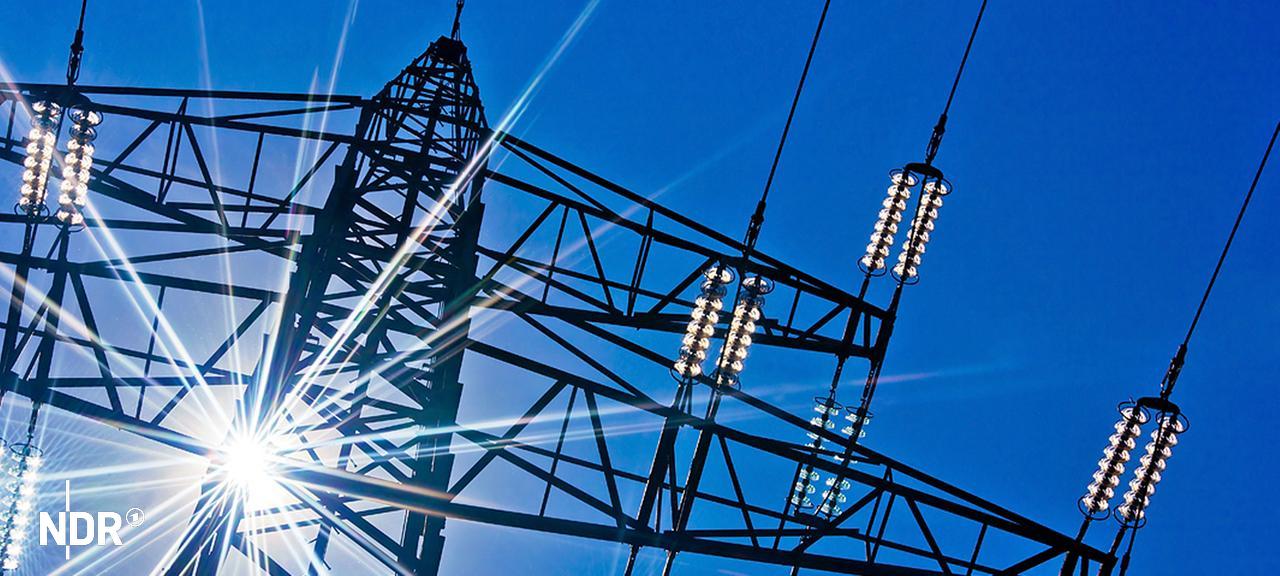 Turnusmäßig will SH Netz die Stromleitungen und Hochspannungsamasten kontrollieren. Dafür kommt ein Hubschrauber zum Einsatz. | Fotolia.com, Gina Sanders Ein Strommast mit Sonnenstrahlen und blauem Himmel im Hintergrund.