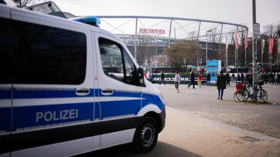 Ein Polizeibulli steht vor der Heinz-von-Heiden-Arena in Hannover | picture alliance / Noah Wedel | Noah Wedel Ein Polizeibulli steht vor der Heinz-von-Heiden-Arena in Hannover