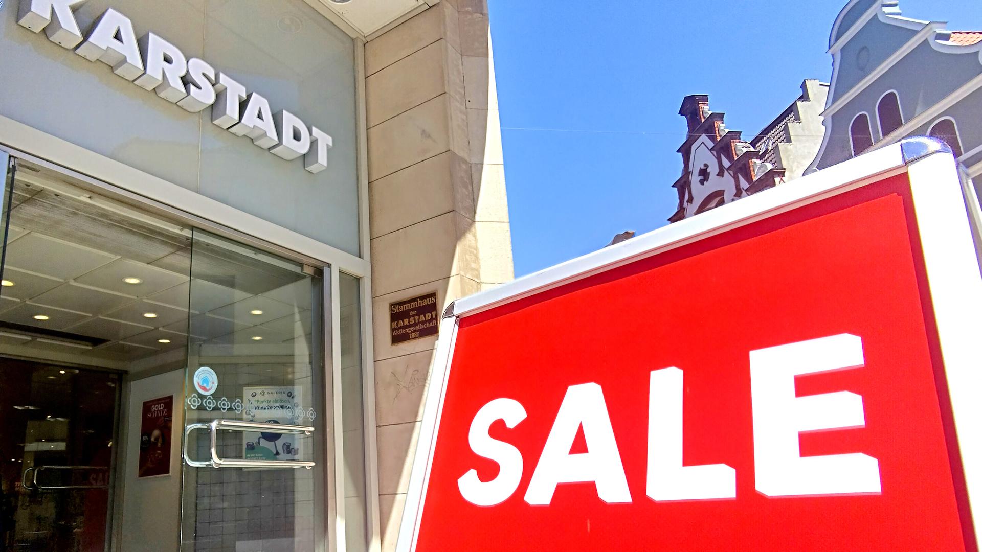 Vor einem Karstadt-Geschäft steht ein Schild mit der Aufschrift 