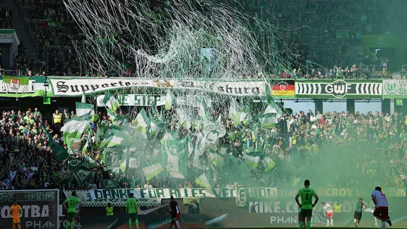 Fans des VfL Wolfsburg im Spiel gegen Heidenheim