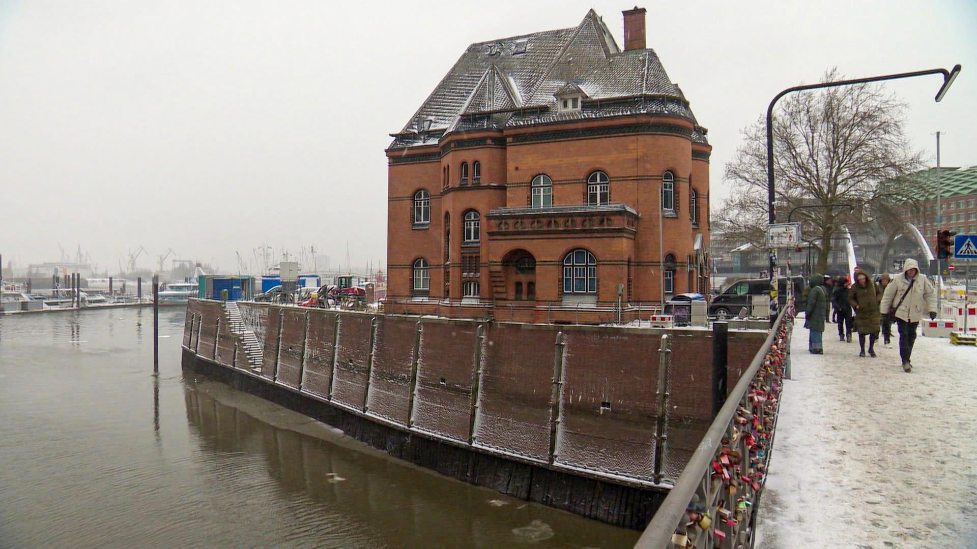 Speicherstadt: Kaimauern an der Kehrwiederspitze werden saniert