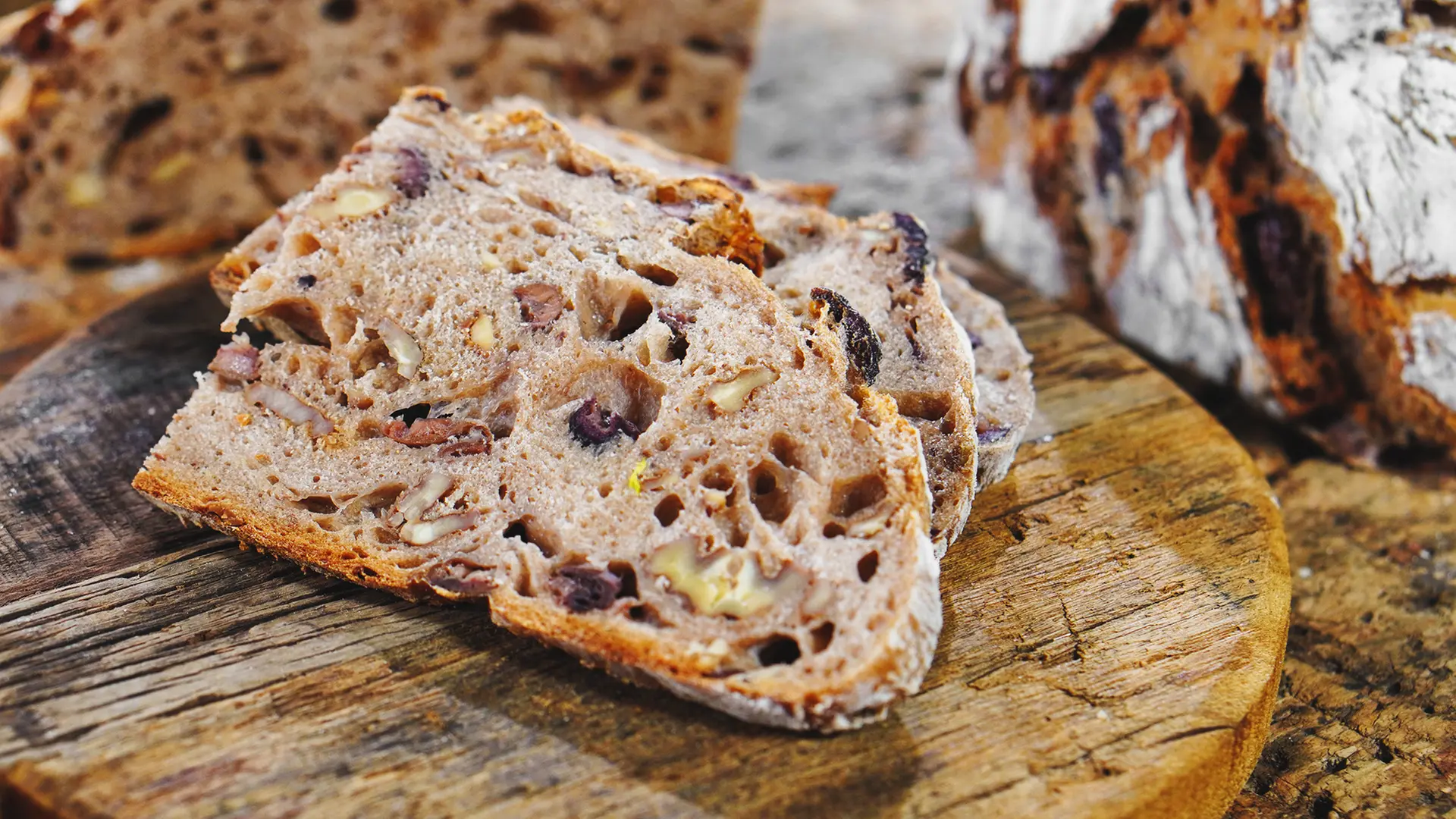 Mischbrot mit Roggen, Oliven und Walnüssen | ndr.de