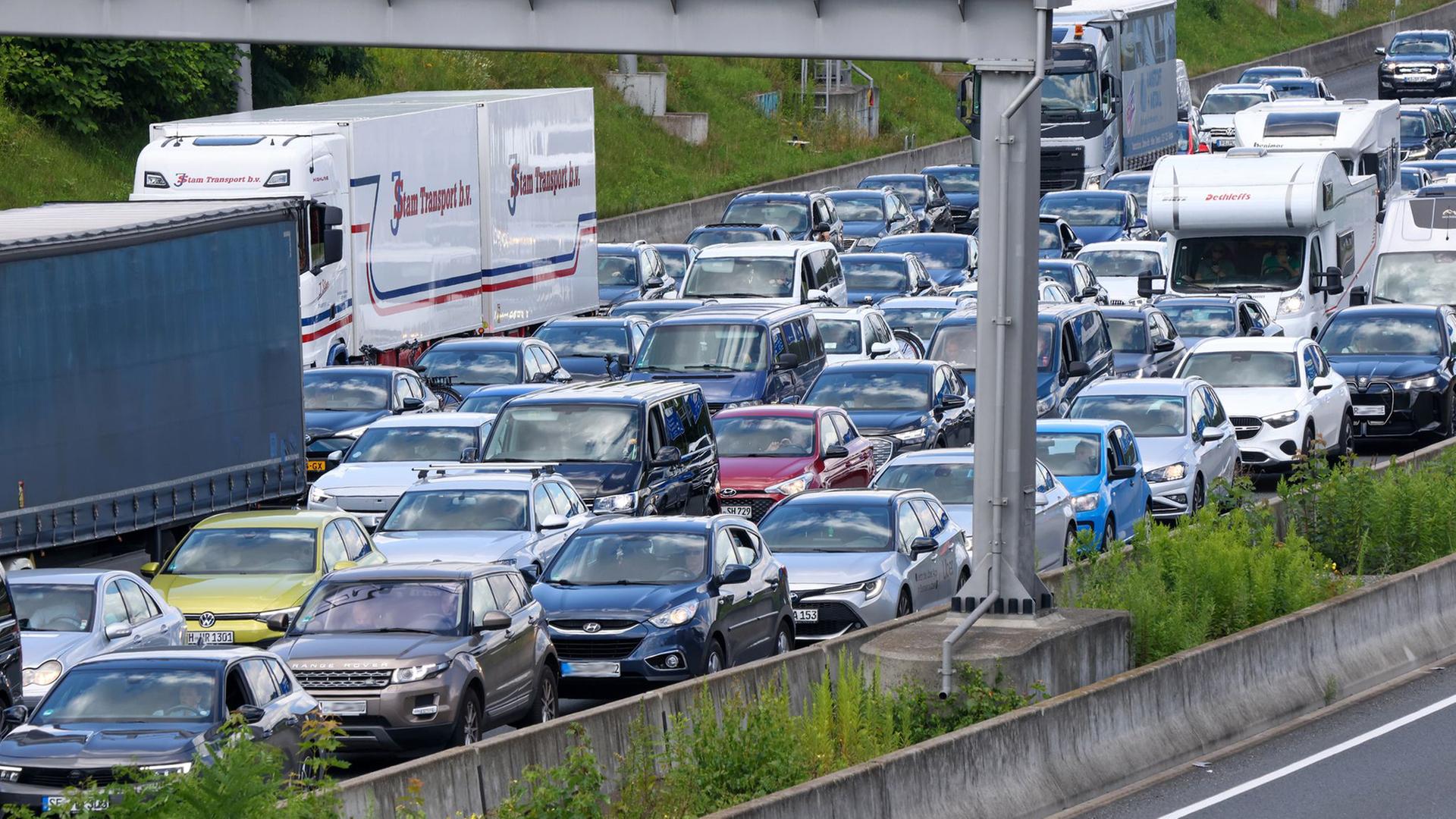 Autos tauen sich auf der Autobahn | Bodo Marks/dpa