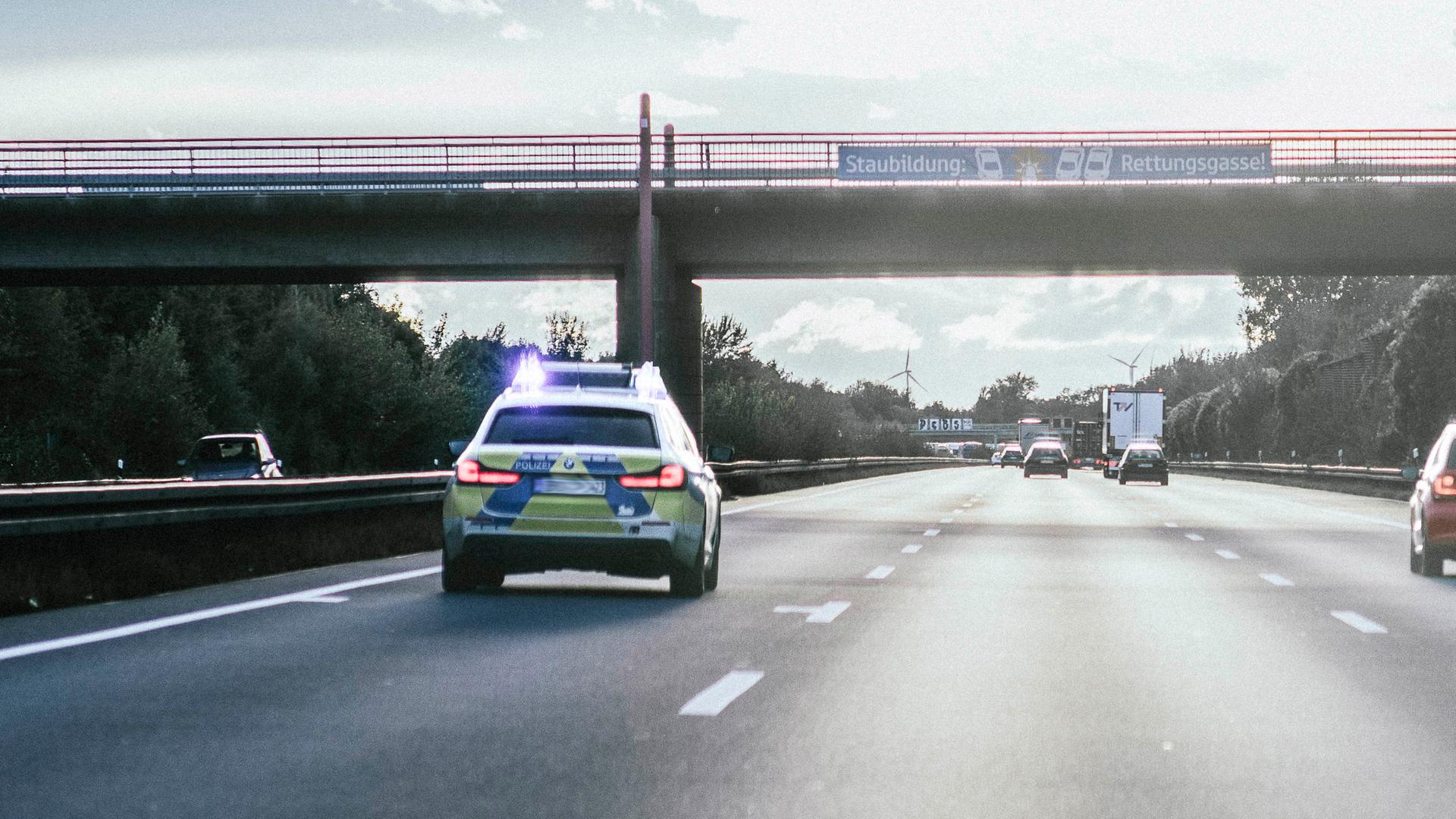Ein Einsatzfahrzeug der Autobahnpolizei fährt mit eingeschaltetem Blaulicht auf einer dreispurigen Autobahn. | NDR, Julius Matuschik
