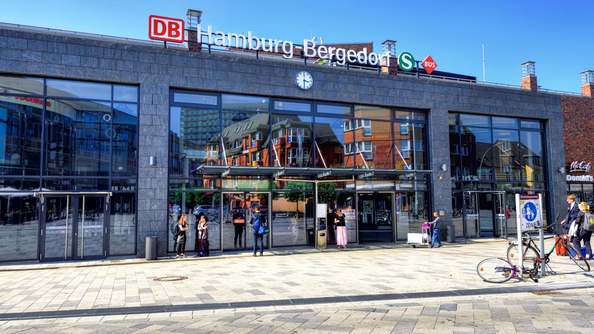 Bauzug rast durch Baustelle – Bauarbeiter retten sich mit Sprung