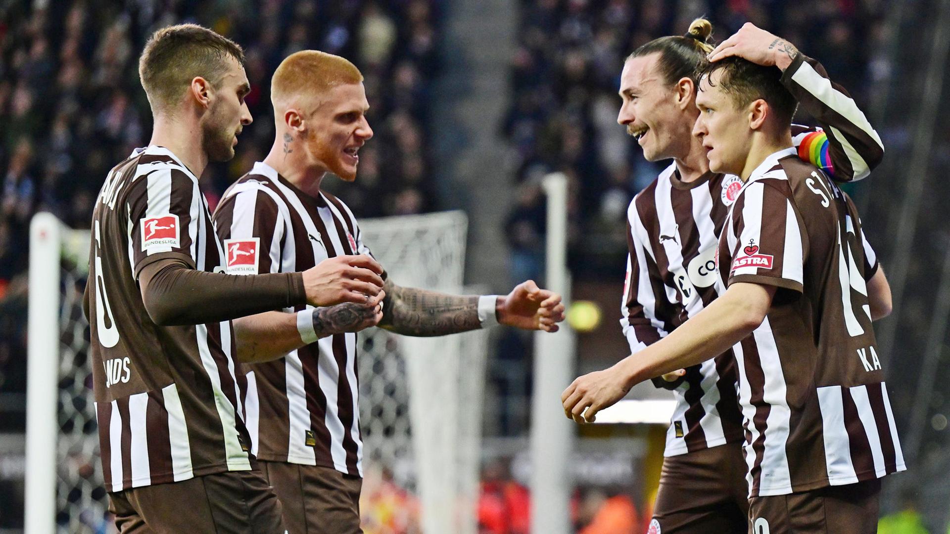 Erster Sieg seit September: FC St. Pauli jubelt in Unterzahl