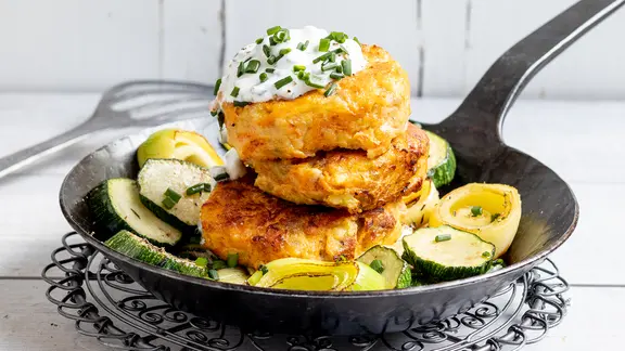 Kürbisbratlinge mit Lauchgemüse | ZS-Verlag, Claudia Timmann Kürbisbratlinge mit Lauchgemüse