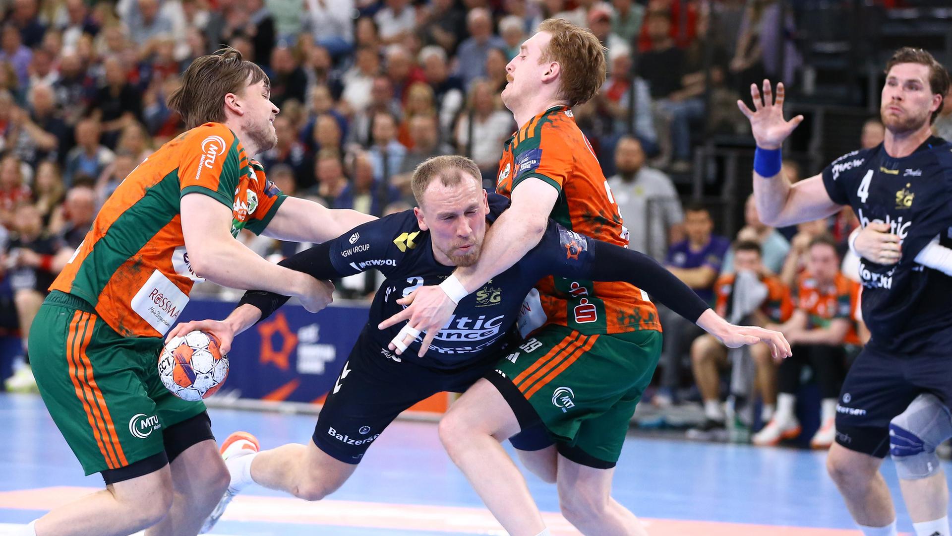 Zweikampf zwischen Thomas Solstad (TSV Hannover-Burgdorf), Simon Pytlick (SG Flensburg-Handewitt) und Lukas Stutzke (TSV Hannover-Burgdorf). | picture alliance / Michael Hundt