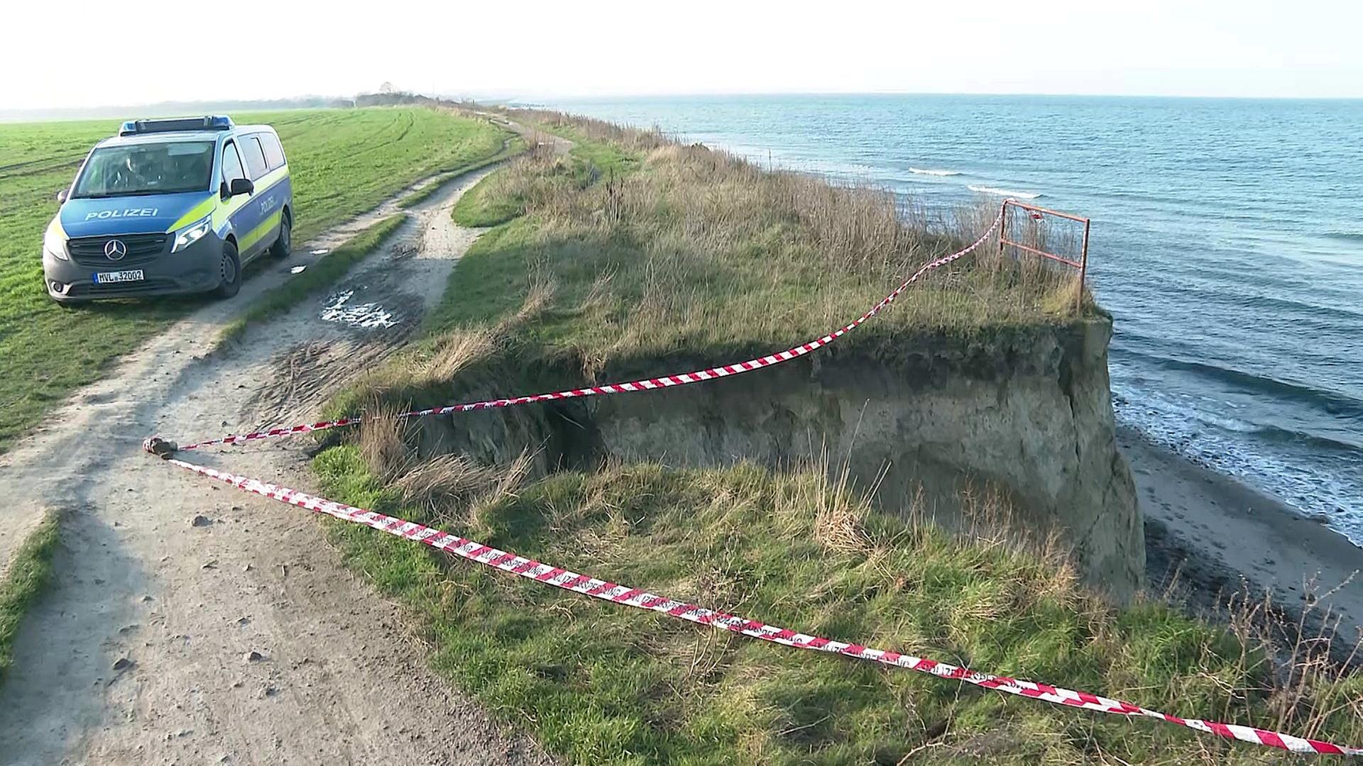 Nienhagen: Frau rutscht an abbrechender Steilküste in die Tiefe