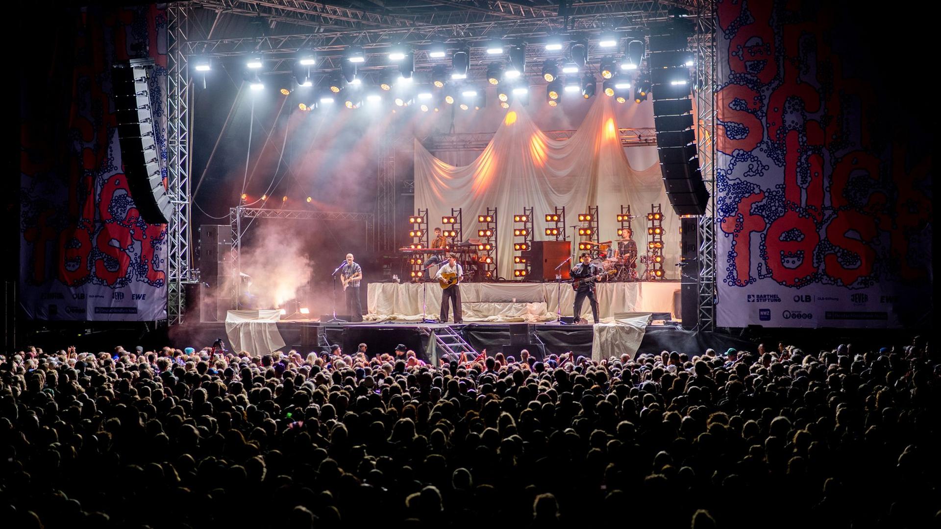 Menschenmenge im Dunkeln vor einer Bühne beim Konzert von Giant Rooks beim 