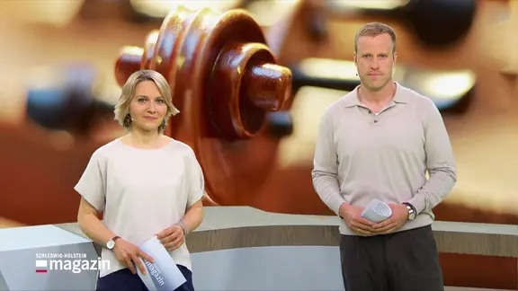 Marie-Luise Bram und Henrik Hanses moderieren das Schleswig-Holstein Magazin.