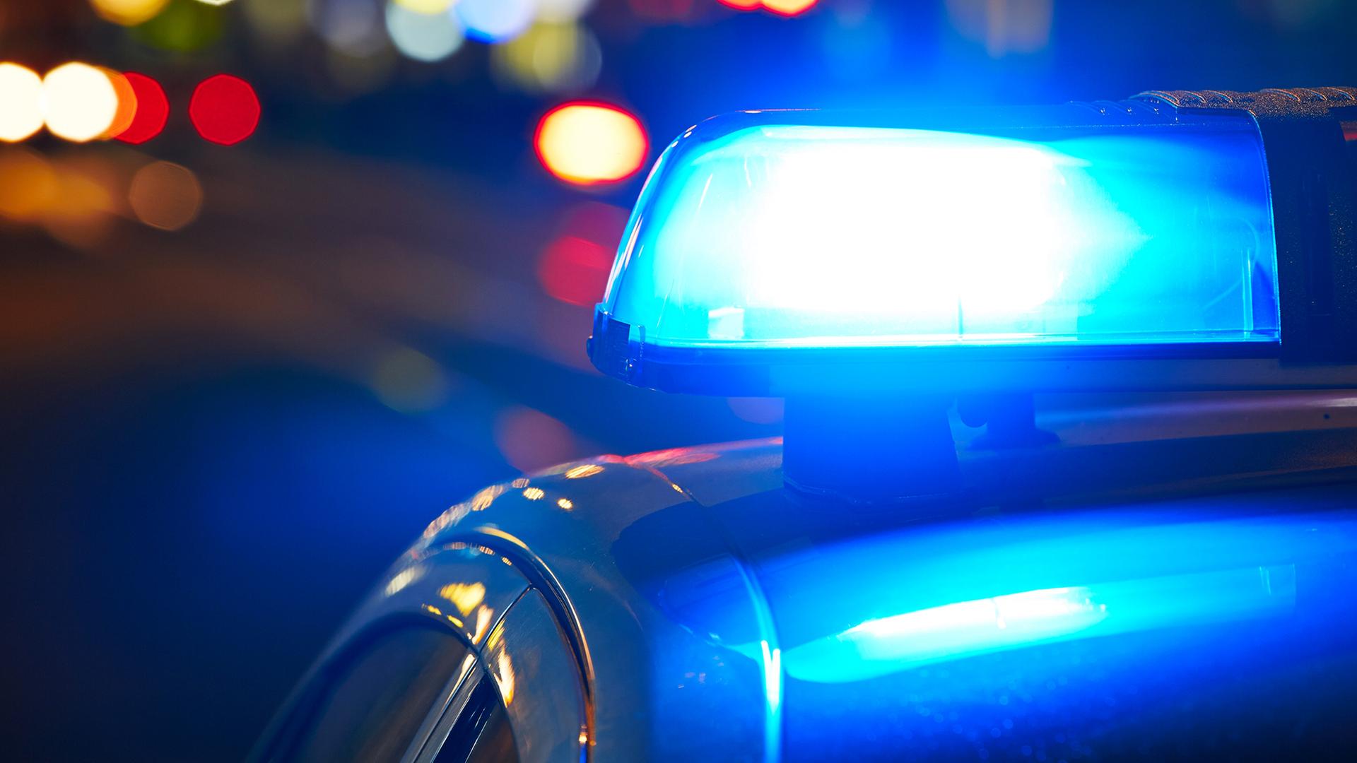 Blaues Warnlicht eines Polizeiautos | panthermedia, Chalabala