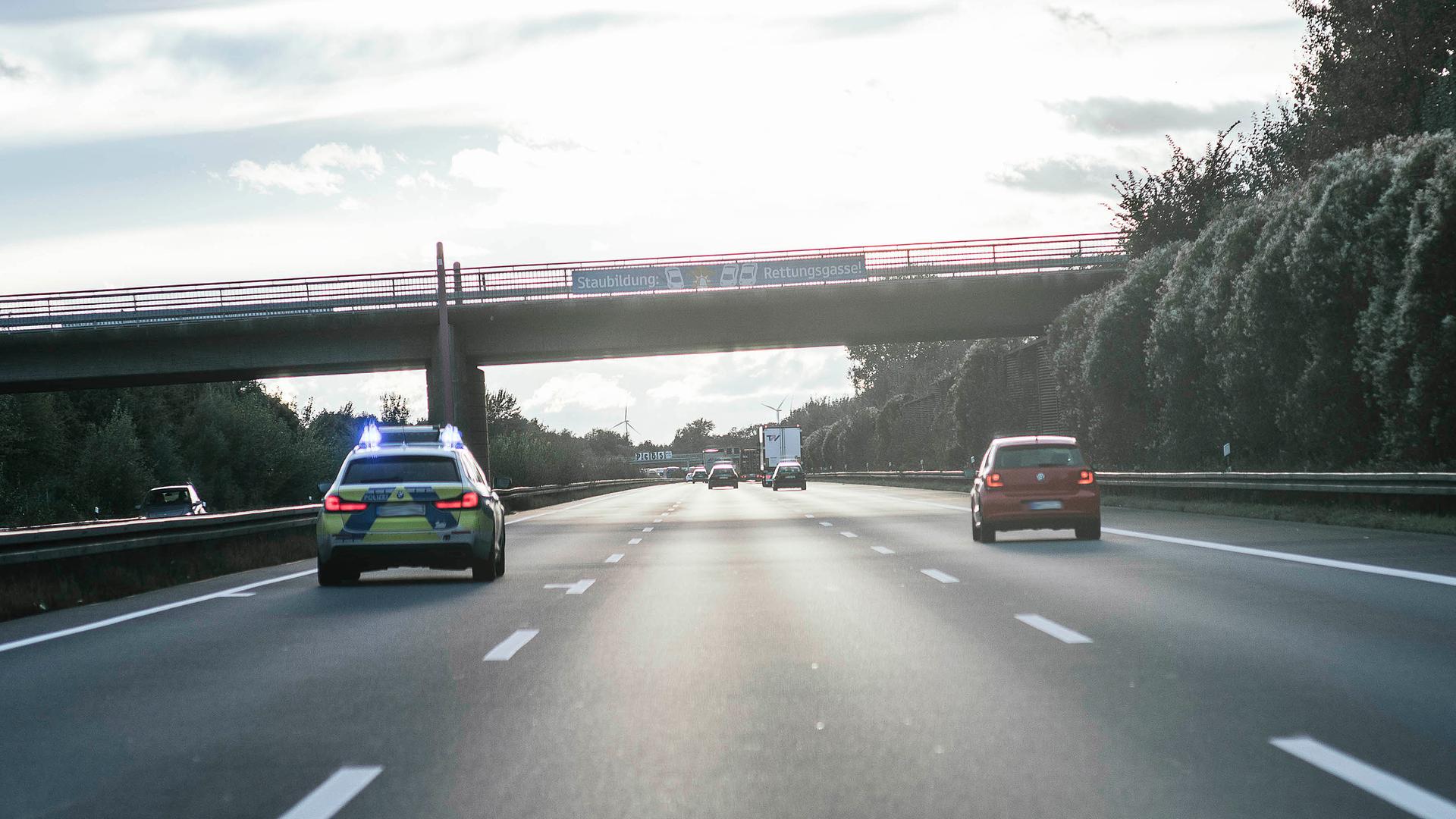 Ein Einsatzfahrzeug der Autobahnpolizei fährt mit eingeschaltetem Blaulicht auf einer dreispurigen Autobahn. | NDR, Julius Matuschik
