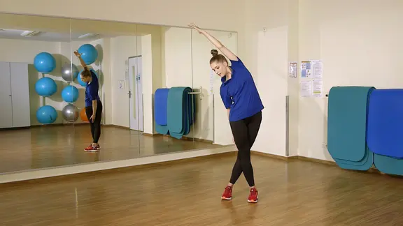 Svea Köhlmoos zeigt eine Übung.