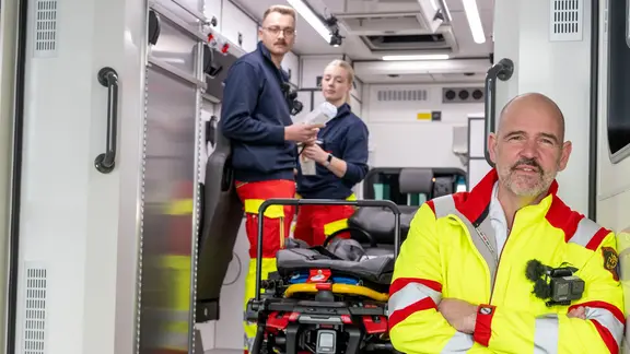 Doc Esser steht vor einem offenen Rettungswagen | WDR/solisTV Doc Esser steht vor einem offenen Rettungswagen