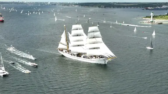 Die "Gorch Fock II" mit vollen Segeln zu Beginn der Windjammerparade 2025 in Kiel