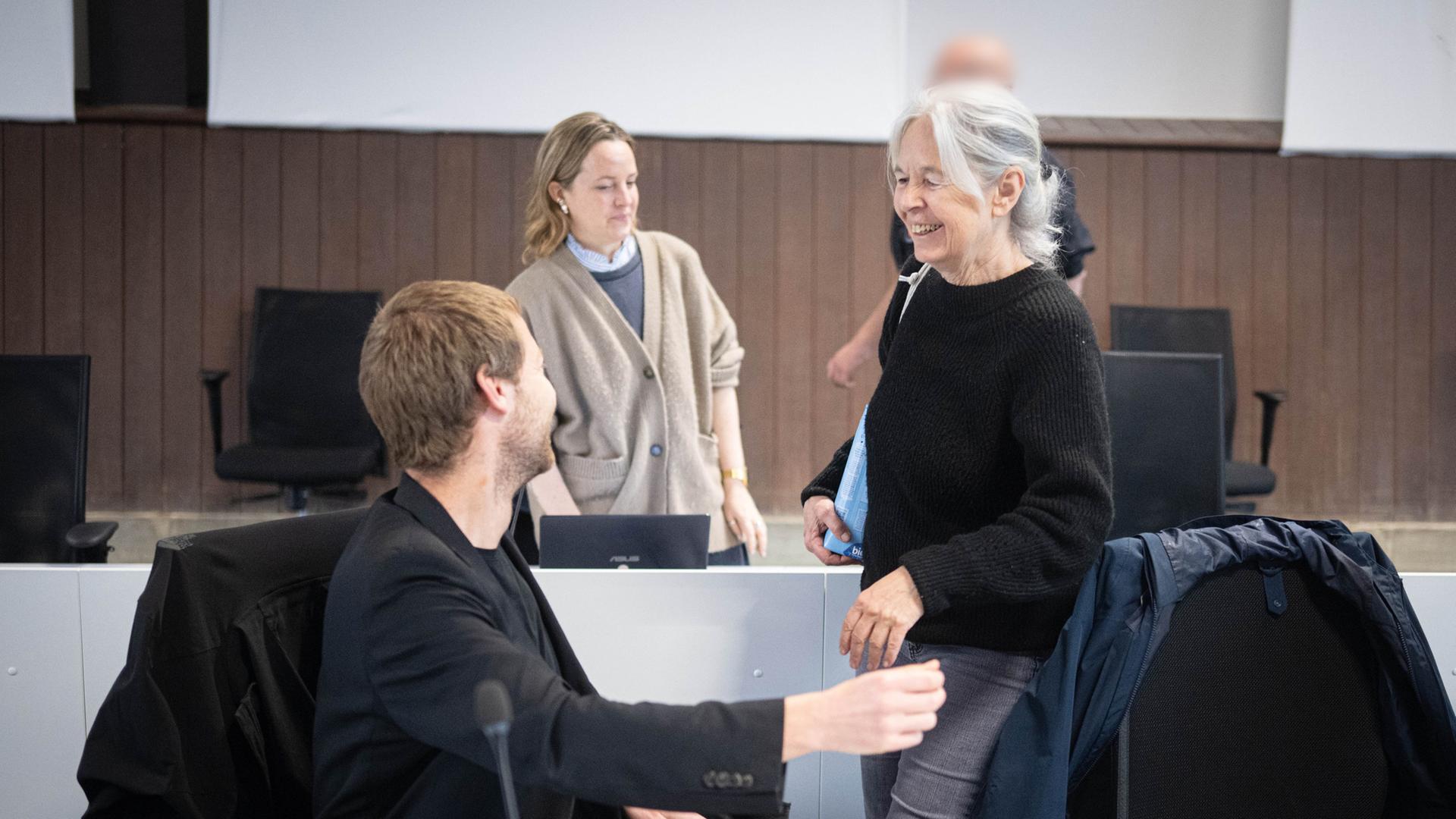 Daniela Klette steht neben einem ihrer Anwälte im Gerichtssaal. | picture alliance/dpa, Sina Schuldt